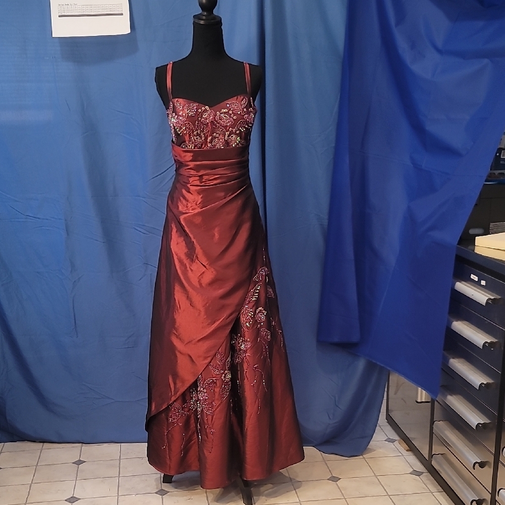Elegant Burgundy Evening/Prom Gown Sz L (12-14)